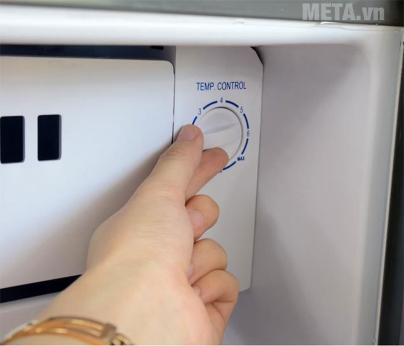 Nút vặn xoay điều chỉnh nhiệt độ của tủ lạnh mini Funiki FR-91CD