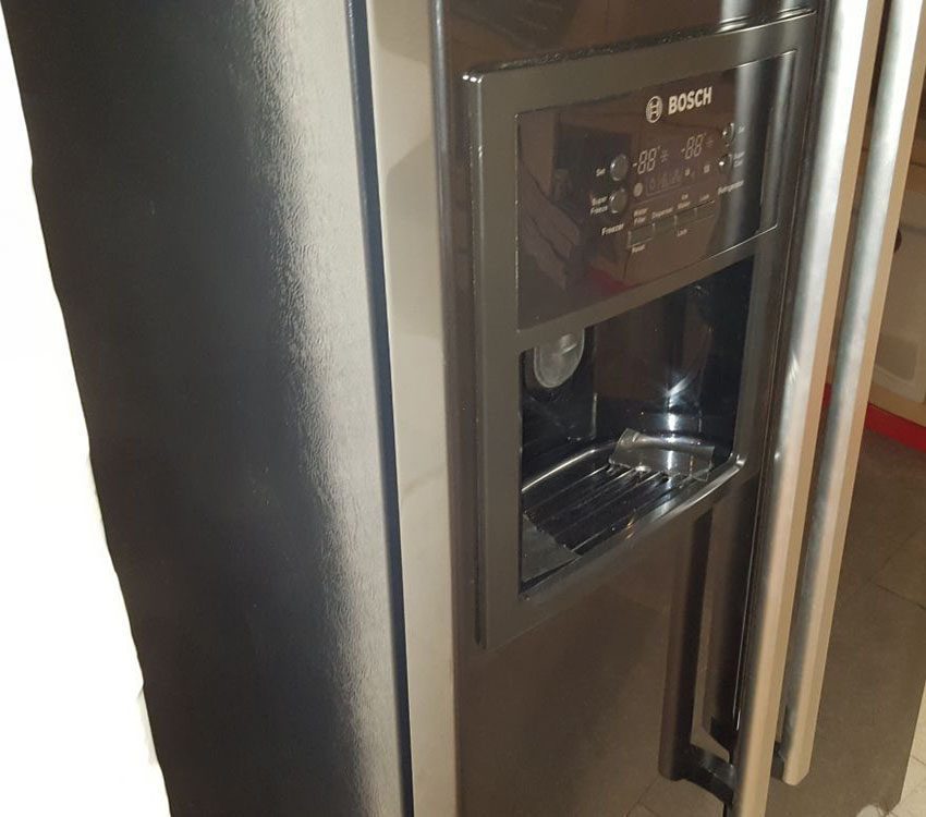 Bảng điều khiển của tủ lạnh side by side Bosch KAN-58A55