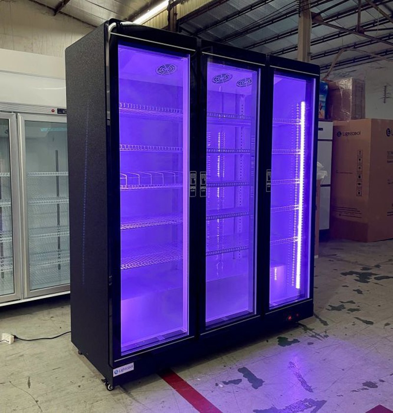 Hệ thống đèn LED 3 màu ( tím, vàng, xanh) chiếu sáng bên trong