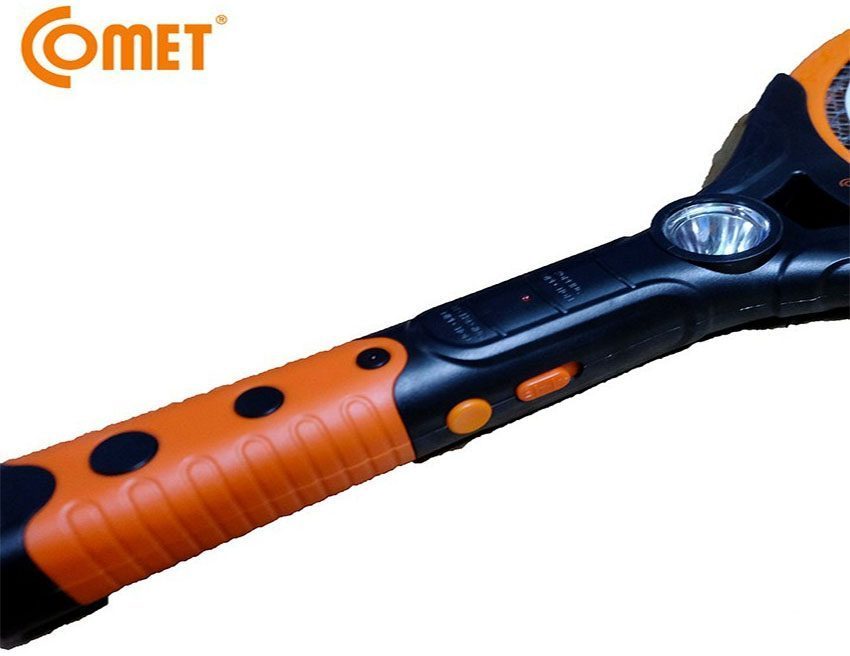 Tay cầm và nút điều khiển của vợt diệt muỗi Comet CP040