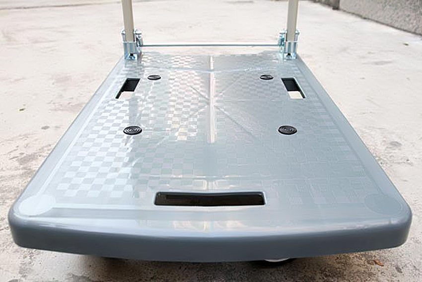 Bề mặt sàn nhựa chịu nhiệt, chịu tải trọng tốt của xe đẩy hàng Sumo GP-210