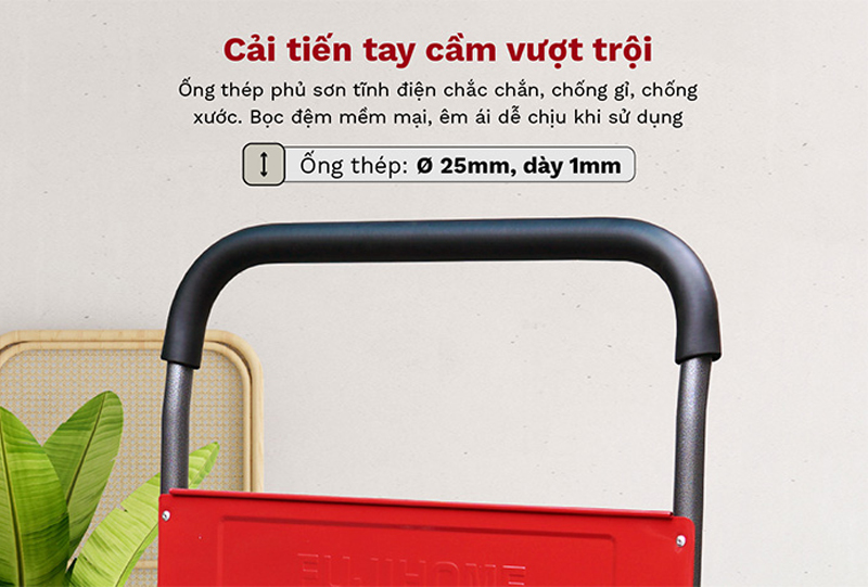 Tay cầm được bọc cao su tạo cảm giác êm ái dễ chịu khi thao tác đẩy xe