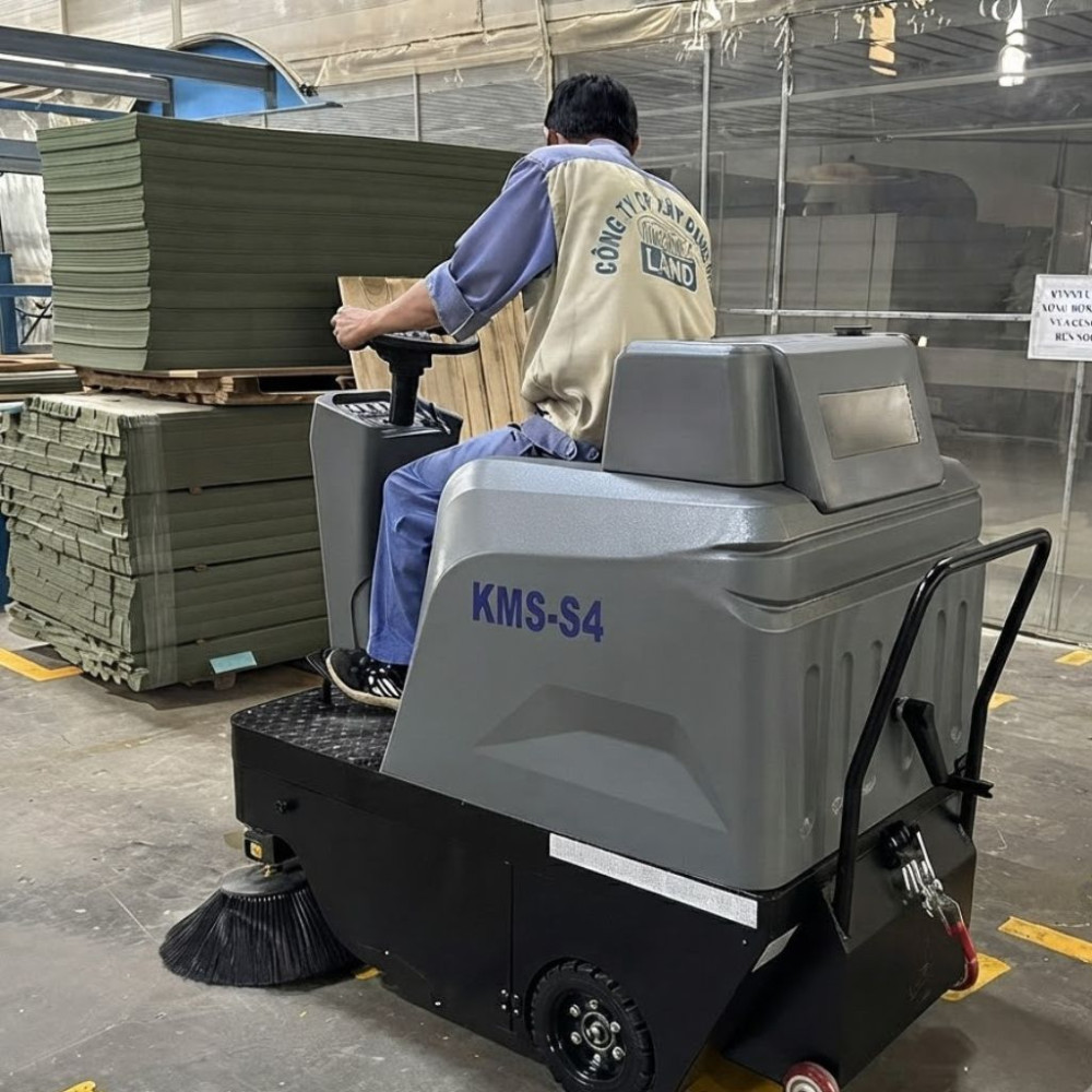 Xe quét rác ngồi lái Kumisai KMS S4 - Hàng chính hãng