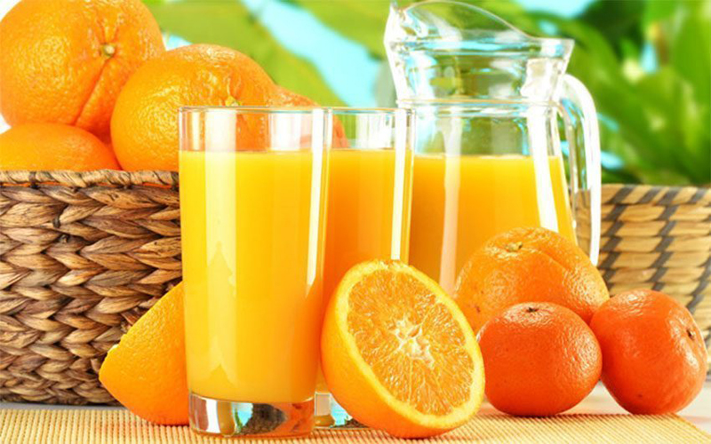 Vắt được nhiều loại trái cây khác nhau: cam, chanh, quýt,... tạo nên những ly nước tươi ngon,